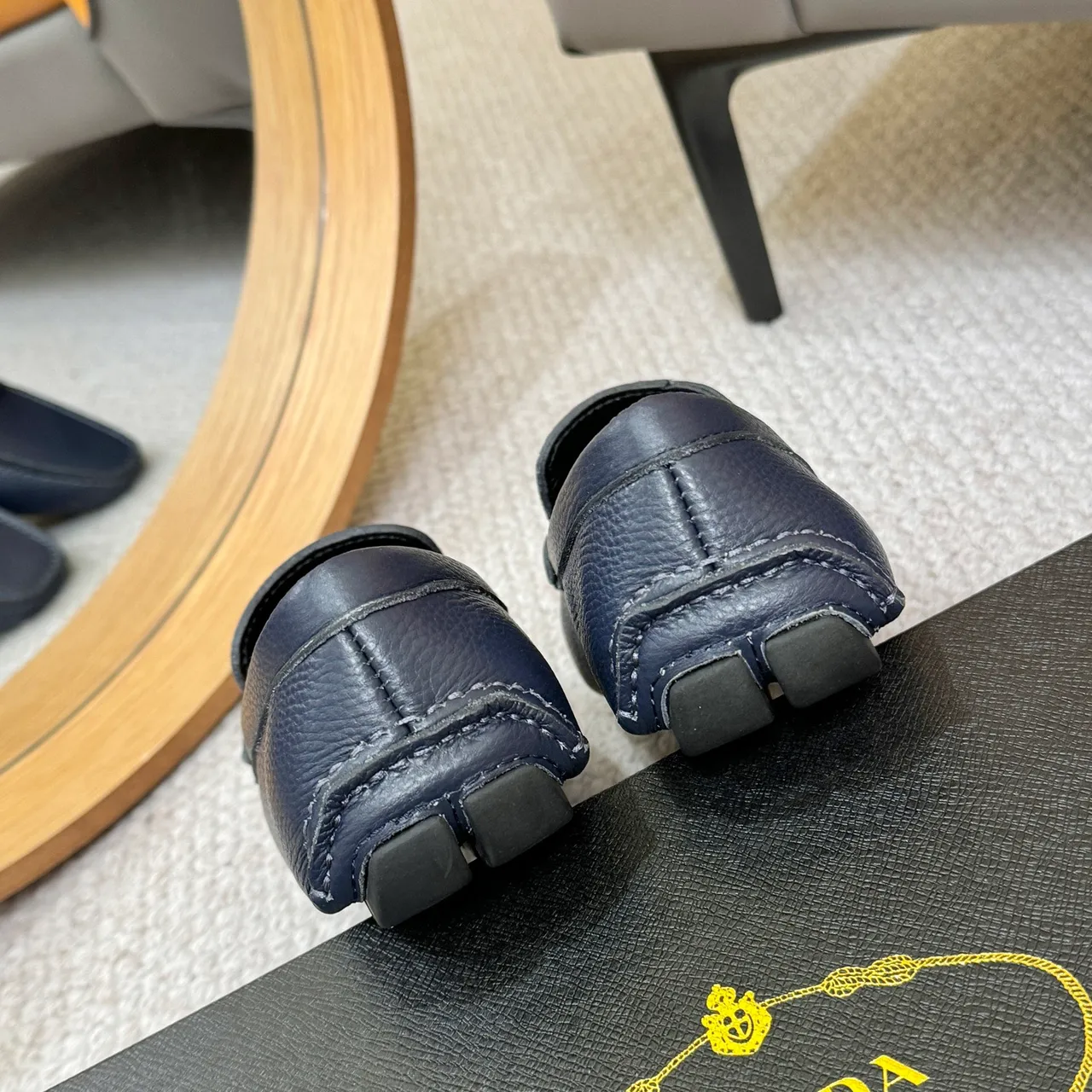 Prada নেভি পেবল্ড লেদার ত্রিকোণ প্লেক লোফার 9