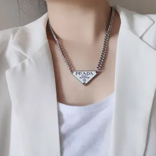 Prada Collier argent blanc avec pendentif triangulaire en émail chaîne curb