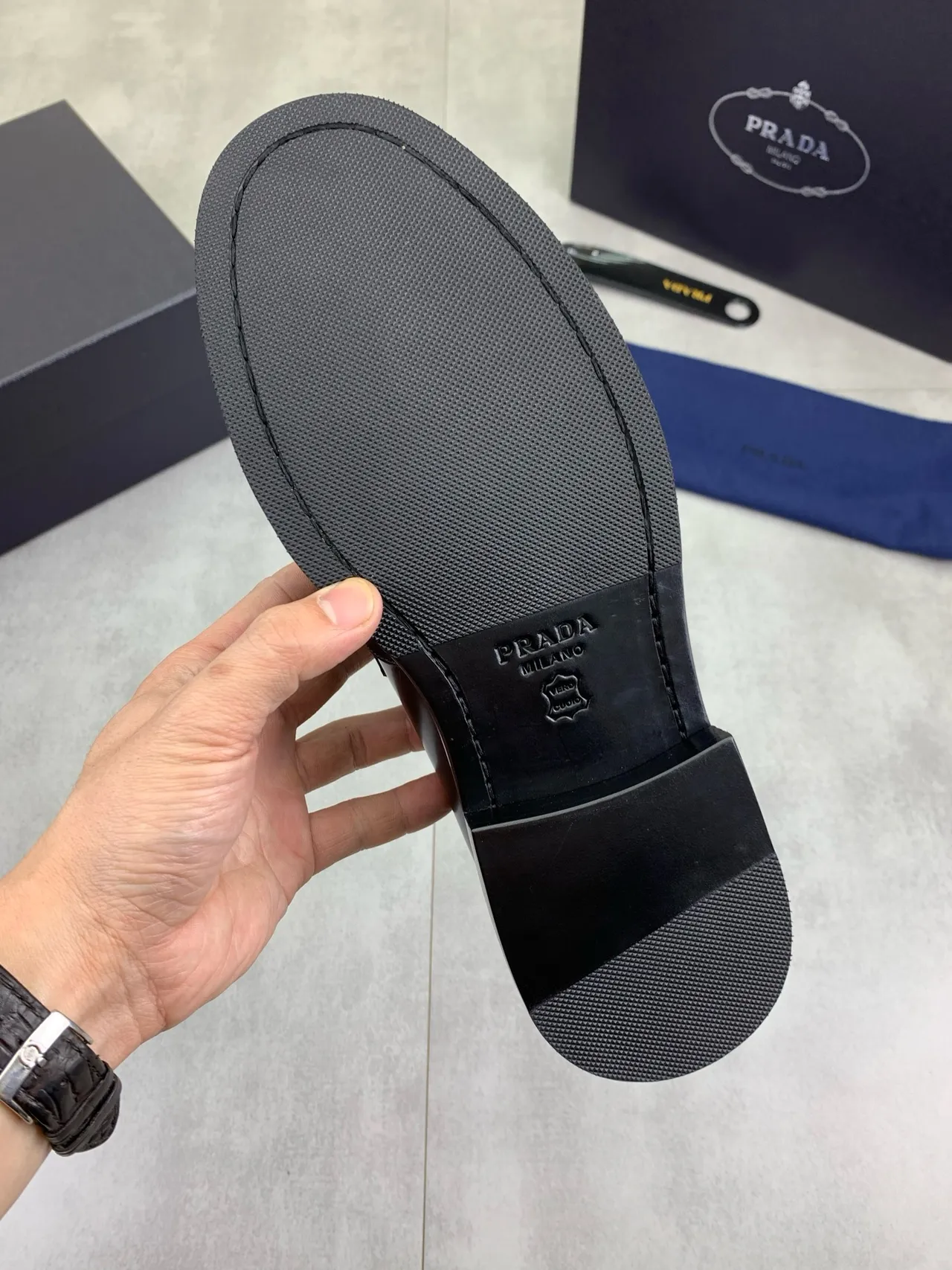 Prada Triangle Logo Loafer Mocasines de Cuero Negro 3