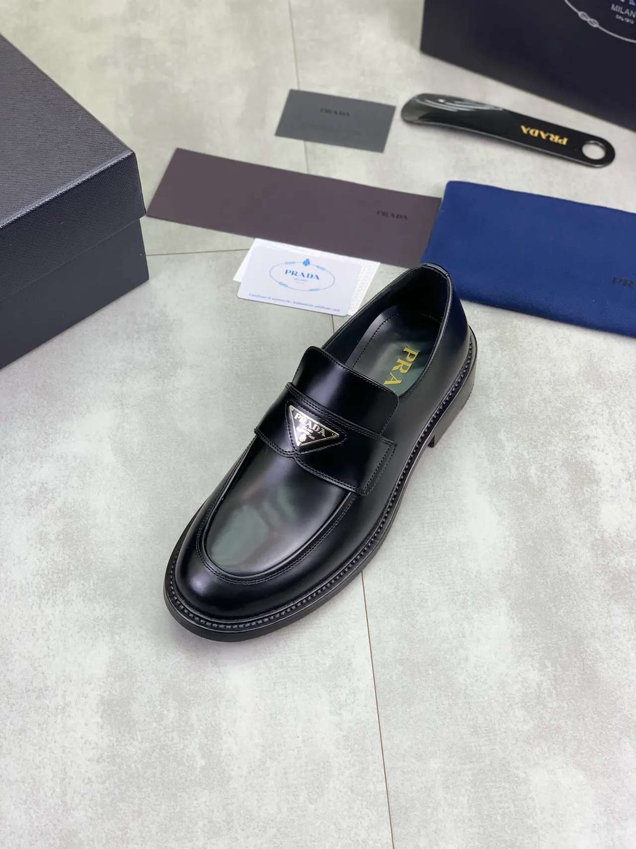 Prada Triangle Logo Loafer Mocasines de Cuero Negro 4