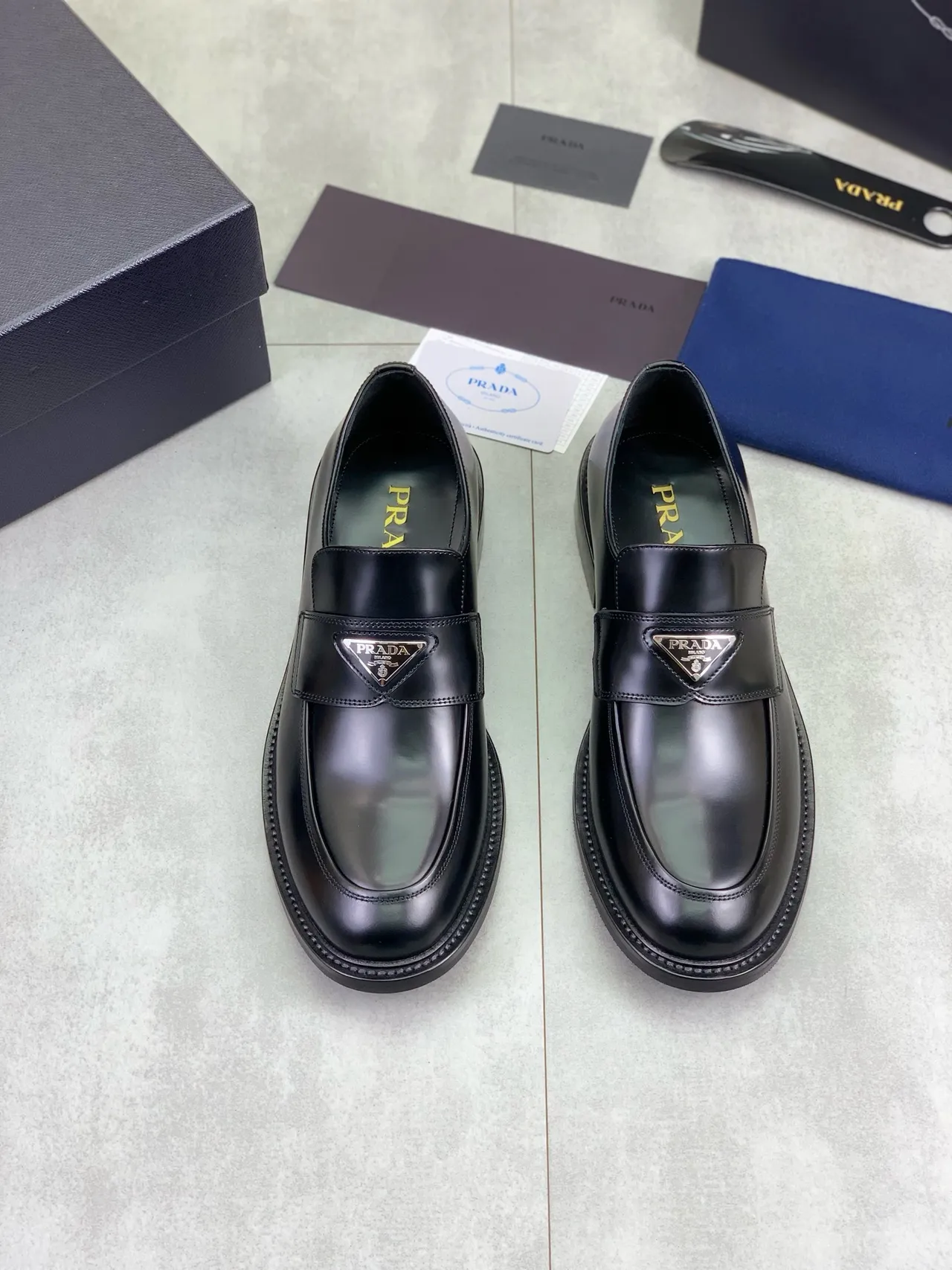 Prada Triangle Logo Loafer Mocasines de Cuero Negro 5