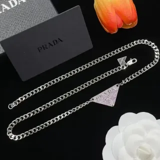Prada त्रिकोण पेंडेंट चांदी कर्ब लिंक नेकलेस