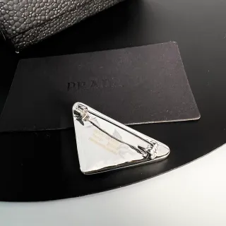 Prada त्रिकोणीय चमकदार चांदी टोन सुरक्षा पिन ब्रोच
