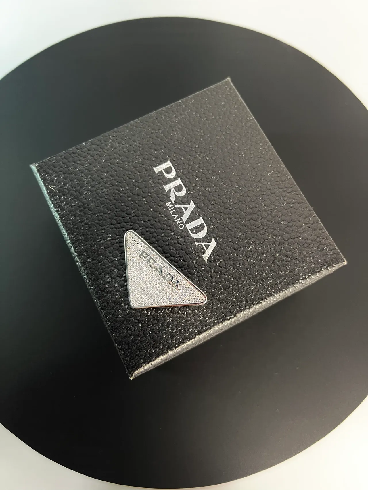 Prada त्रिकोणीय चमकदार चांदी टोन सुरक्षा पिन ब्रोच 2