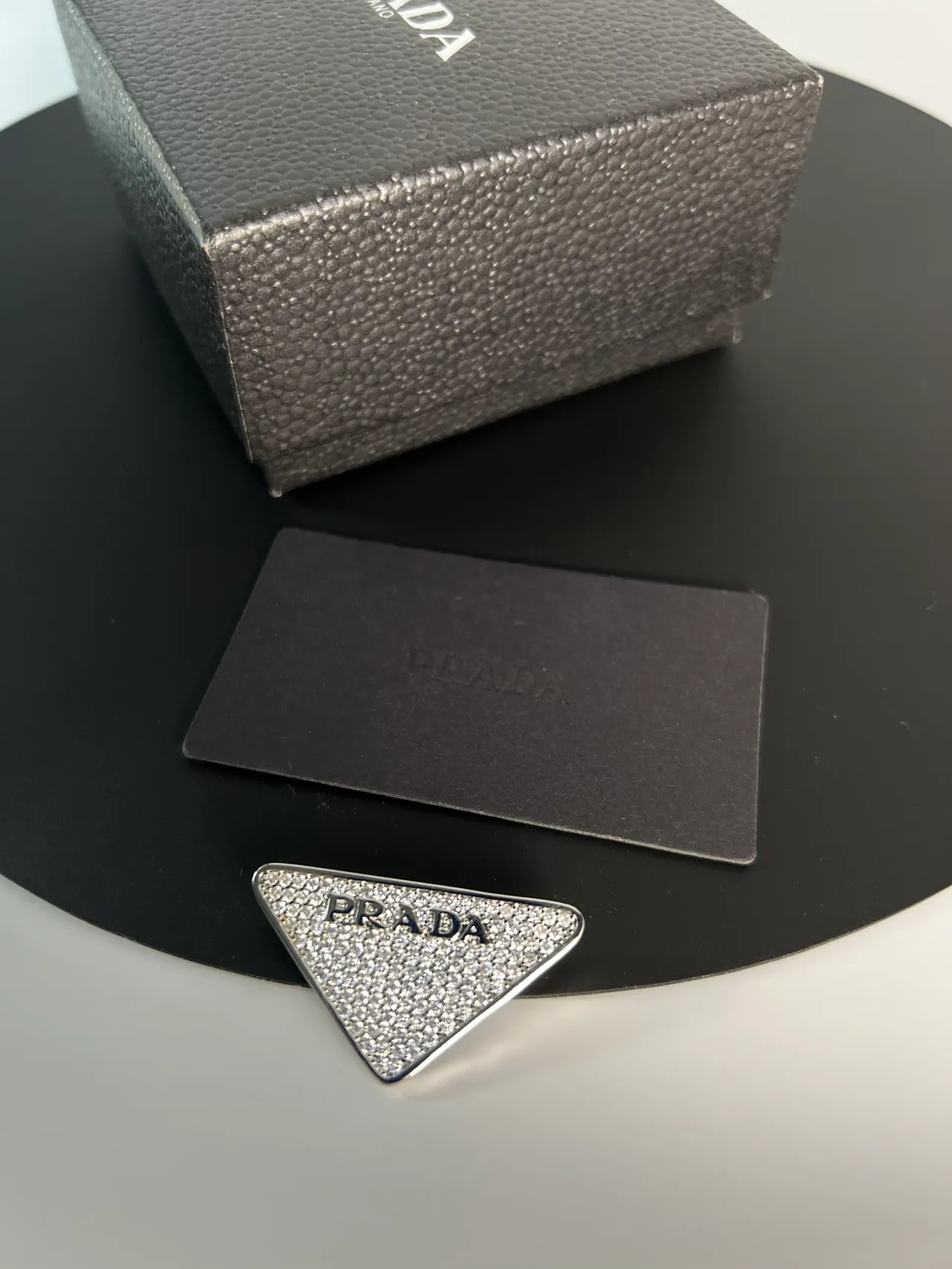 Prada त्रिकोणीय चमकदार चांदी टोन सुरक्षा पिन ब्रोच 5