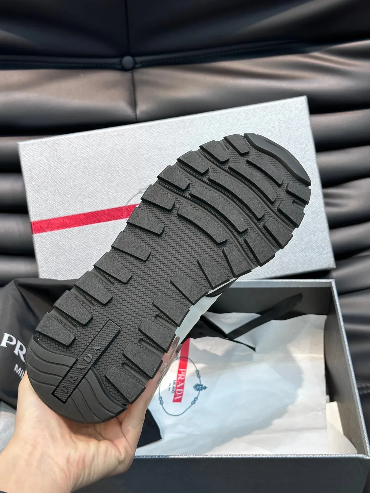 Prada حذاء رياضي لايف ستايل أبيض وأسود بشريط جرافيكي 2