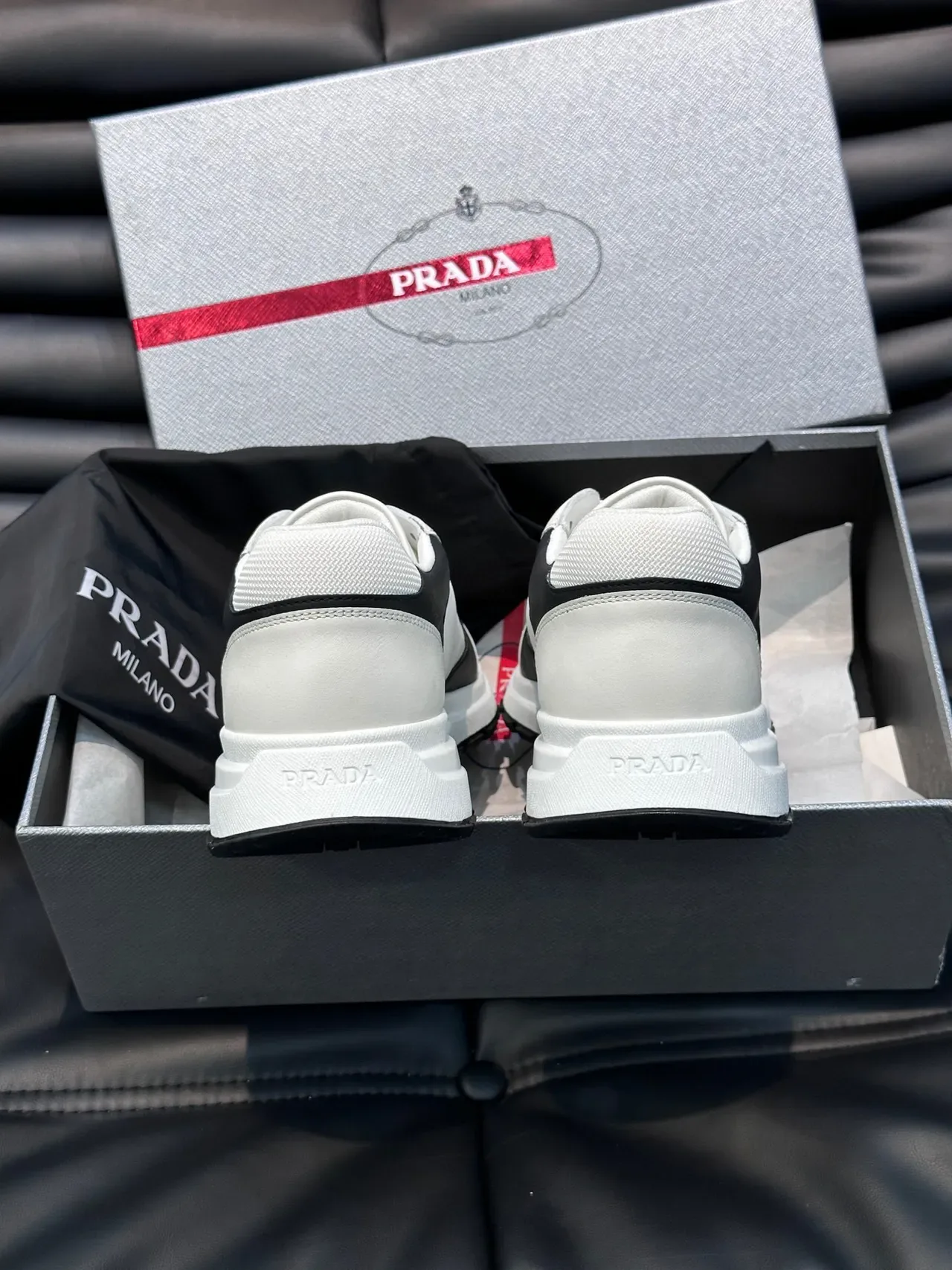 Prada حذاء رياضي لايف ستايل أبيض وأسود بشريط جرافيكي 3