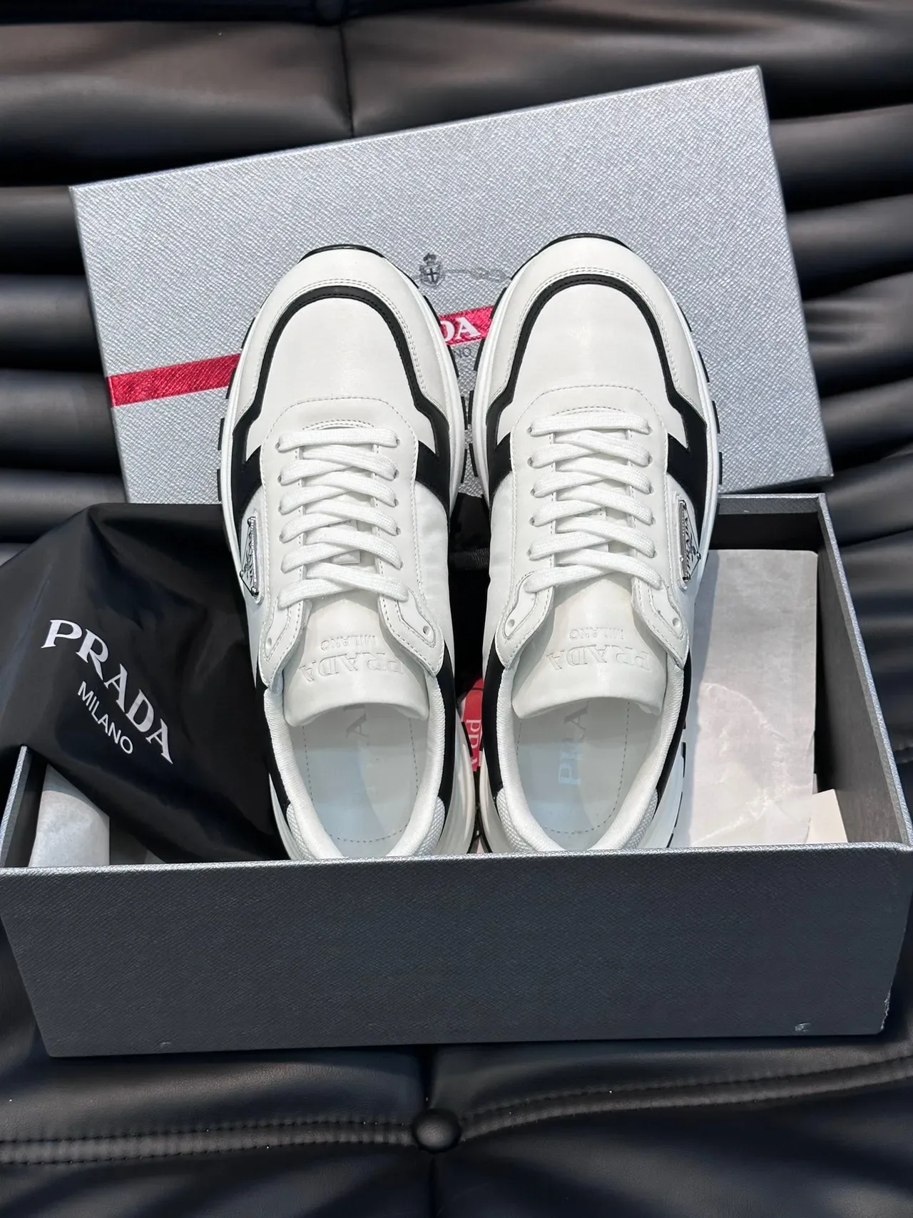 Prada حذاء رياضي لايف ستايل أبيض وأسود بشريط جرافيكي 4