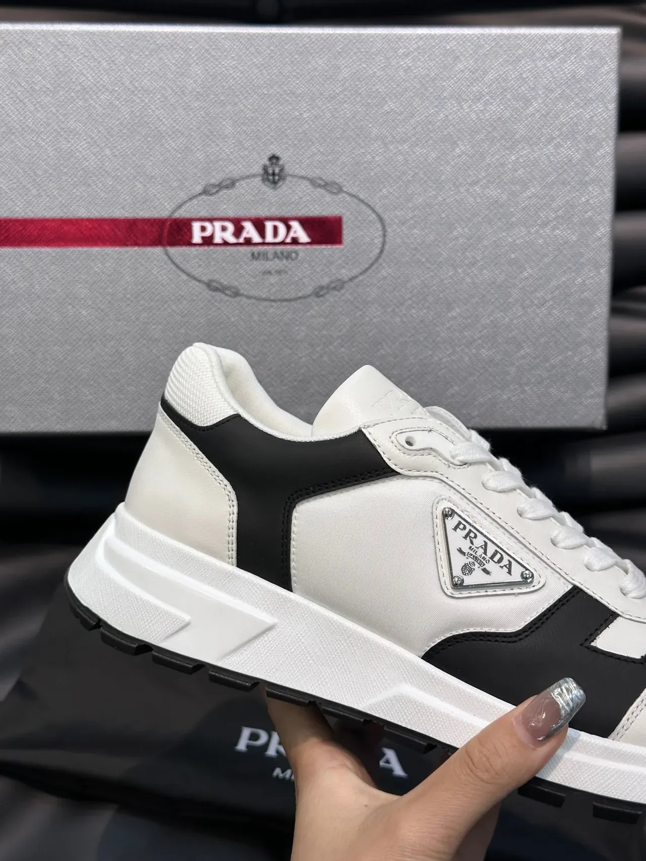 Prada حذاء رياضي لايف ستايل أبيض وأسود بشريط جرافيكي 6