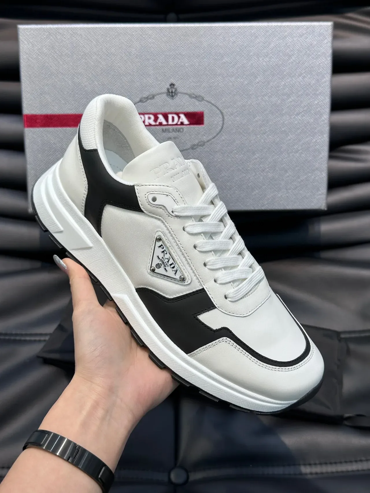 Prada حذاء رياضي لايف ستايل أبيض وأسود بشريط جرافيكي 7