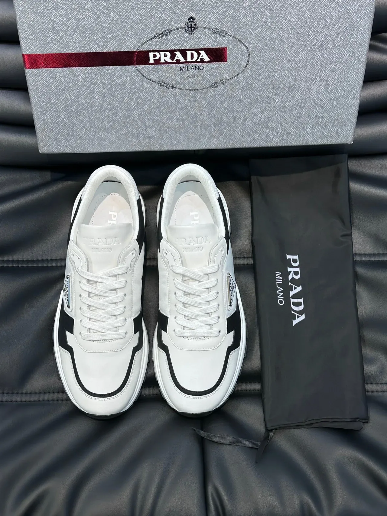 Prada حذاء رياضي لايف ستايل أبيض وأسود بشريط جرافيكي 8
