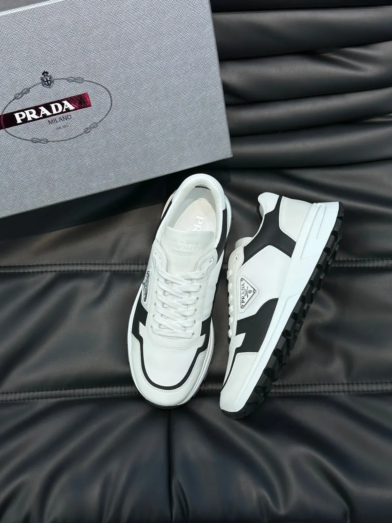 Prada حذاء رياضي لايف ستايل أبيض وأسود بشريط جرافيكي 9