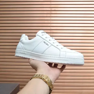 Prada 白皮革低帮生活方式运动鞋