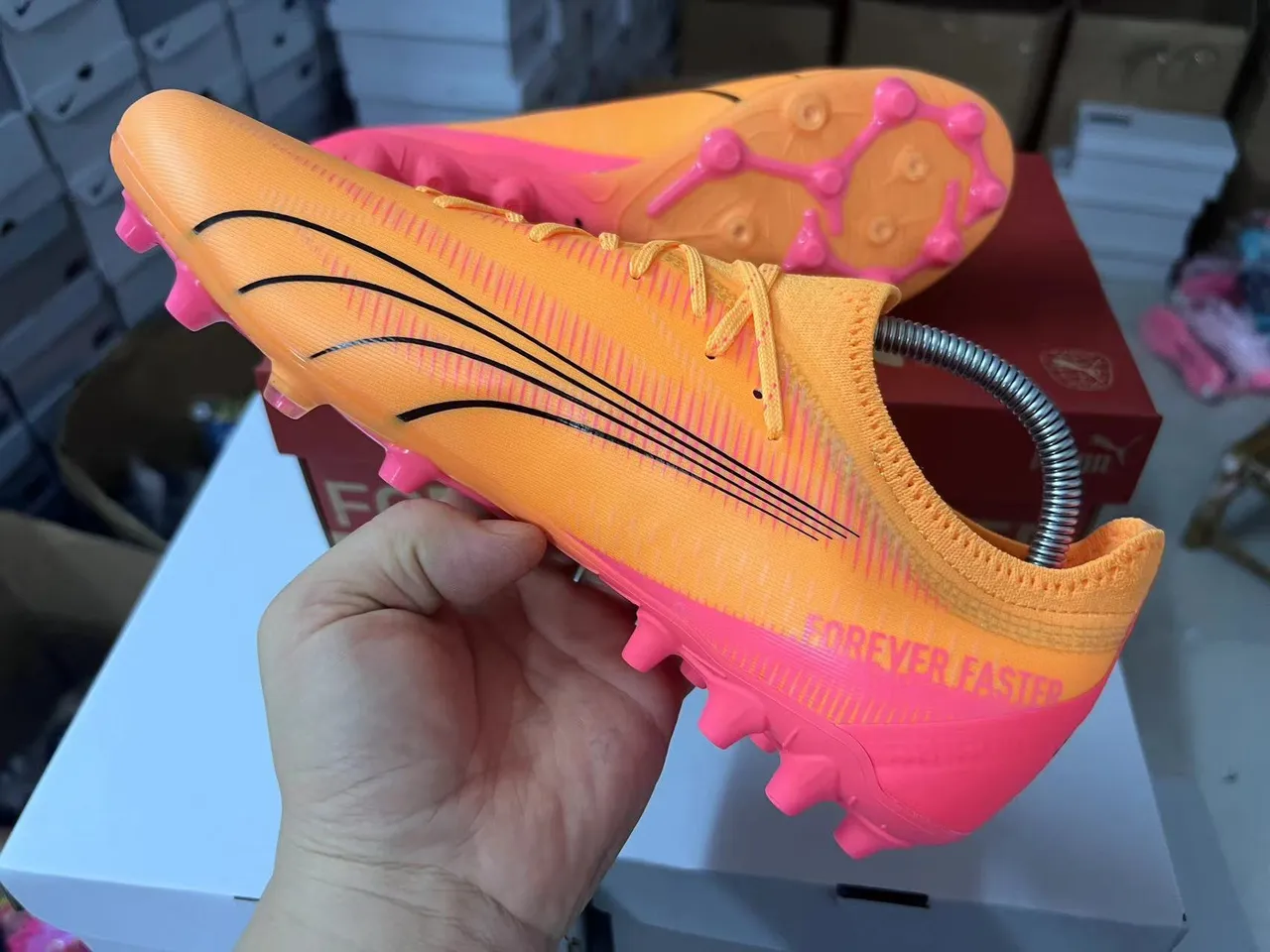 Puma Future Z Faster কমলা গোলাপি দৃঢ় মাটির ফুটবল জুতা 10