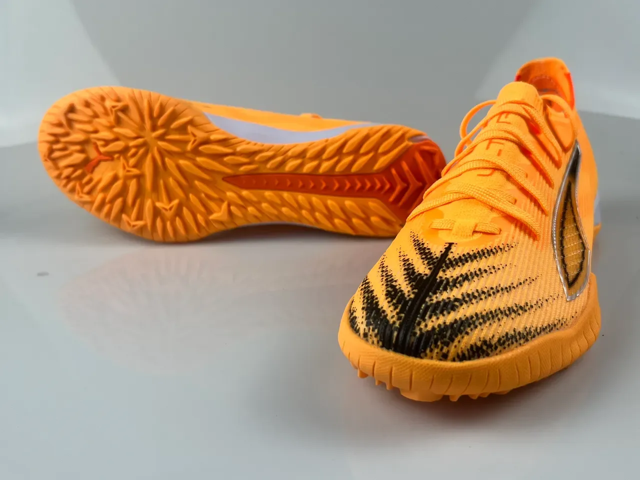 Chaussures de football Puma Future Z orange argent low-cut upper knit texturé synthétique pour gazon artificiel 9