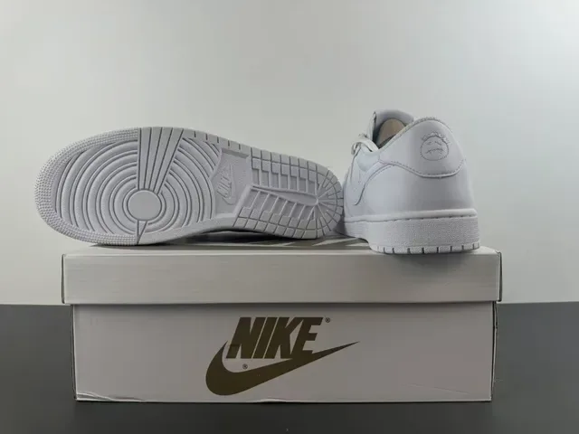 Reebok সাদা চামড়ার প্যানেলড কনস্ট্রাকশন লাইফস্টাইল স্নিকার্স 15