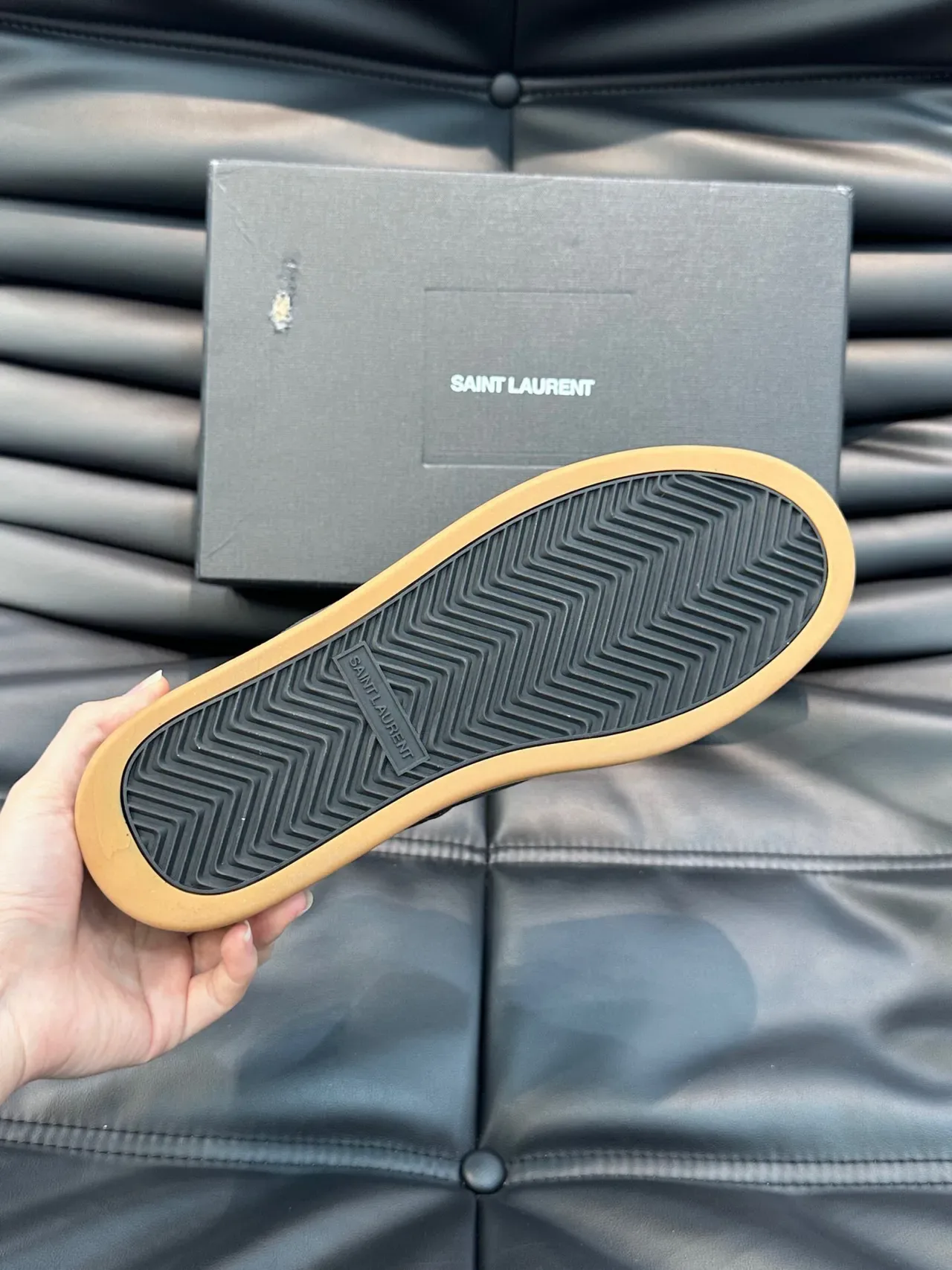 Saint Laurent Tênis Lifestyle Couro Preto Bege Painel Perfurado 9