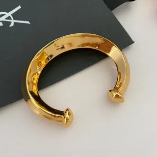 Saint Laurent स्वर्ण पॉलिश्ड ओपन कफ ब्रेसलेट