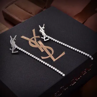 Saint Laurent Monogram Pavé लटकती कान की अँगूठियाँ