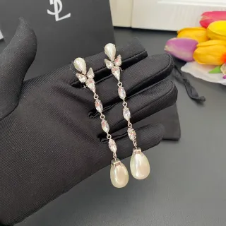 Saint Laurent मोती और क्रिस्टल आंसू बूंद ड्रॉप ईयररिंग्स
