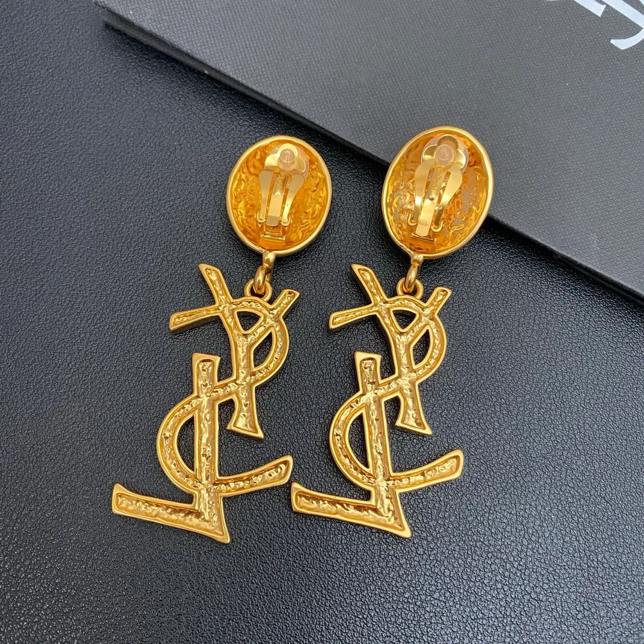 Saint Laurent YSL Monogram Pavé Crystal गोल्ड लटकती ईयररिंग्स 3