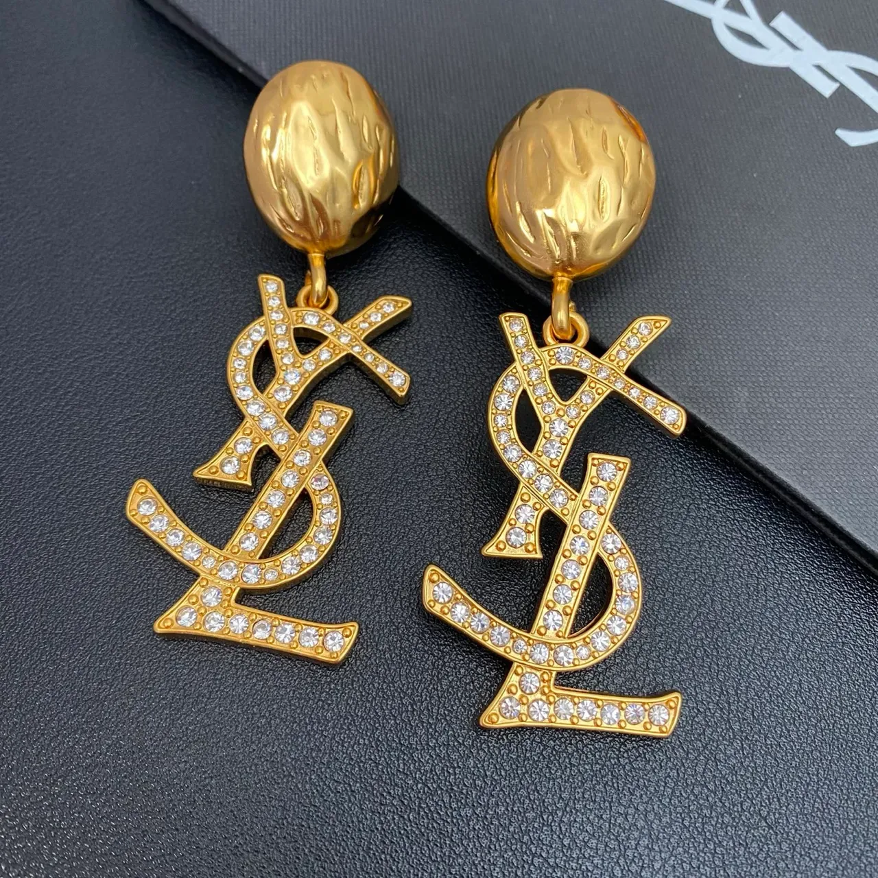 Saint Laurent YSL Monogram Pavé Crystal गोल्ड लटकती ईयररिंग्स 4