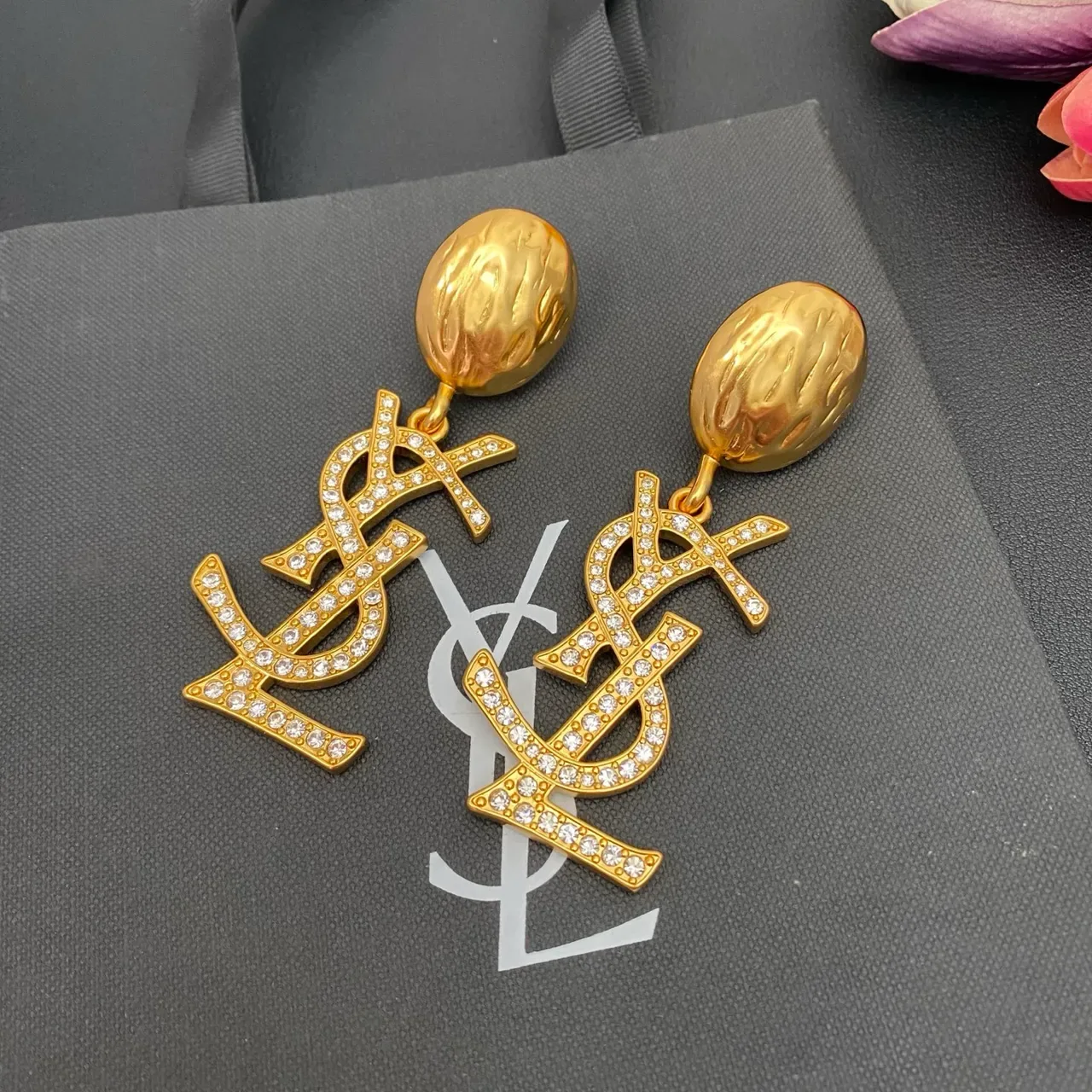 Saint Laurent YSL Monogram Pavé Crystal गोल्ड लटकती ईयररिंग्स 5