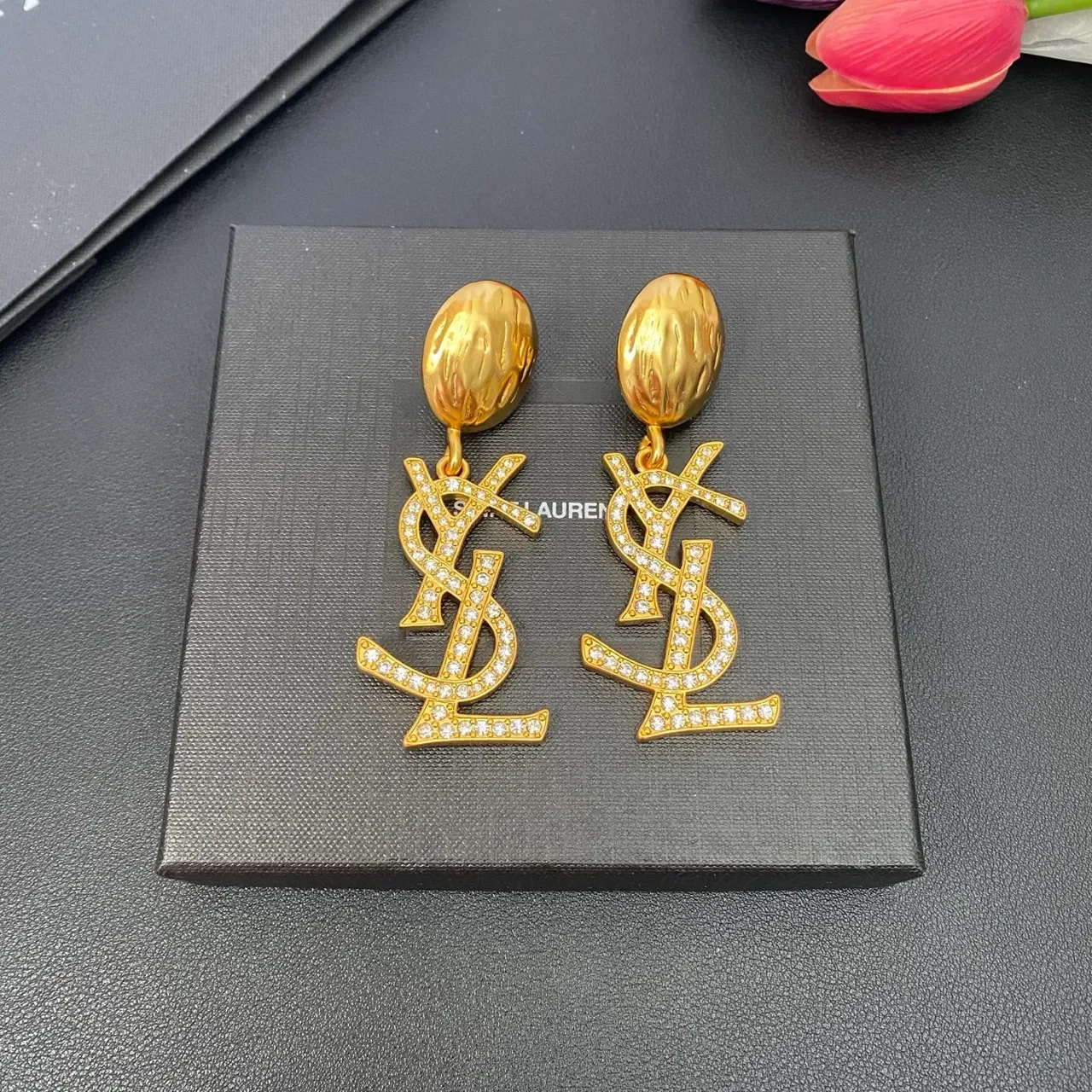 Saint Laurent YSL Monogram Pavé Crystal गोल्ड लटकती ईयररिंग्स 7