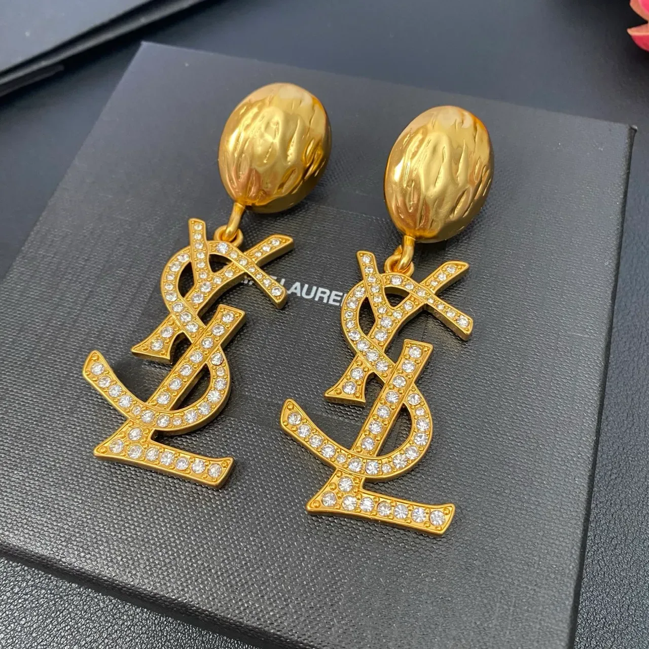 Saint Laurent YSL Monogram Pavé Crystal गोल्ड लटकती ईयररिंग्स 8