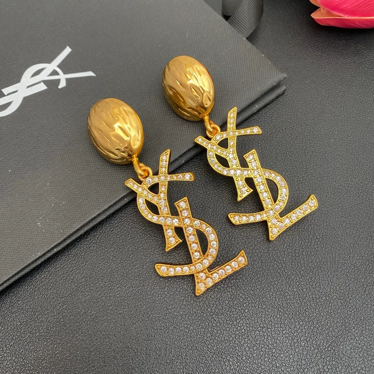 Saint Laurent YSL Monogram Pavé Crystal गोल्ड लटकती ईयररिंग्स 9