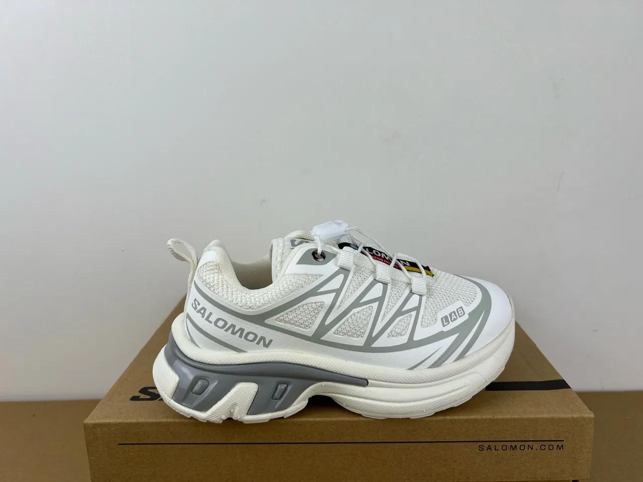 Salomon ACS Pro সাদা ধূসর সোল মেশ এবং সিন্থেটিক ওভারলে উপর চাঙ্কি স্নিকার 4