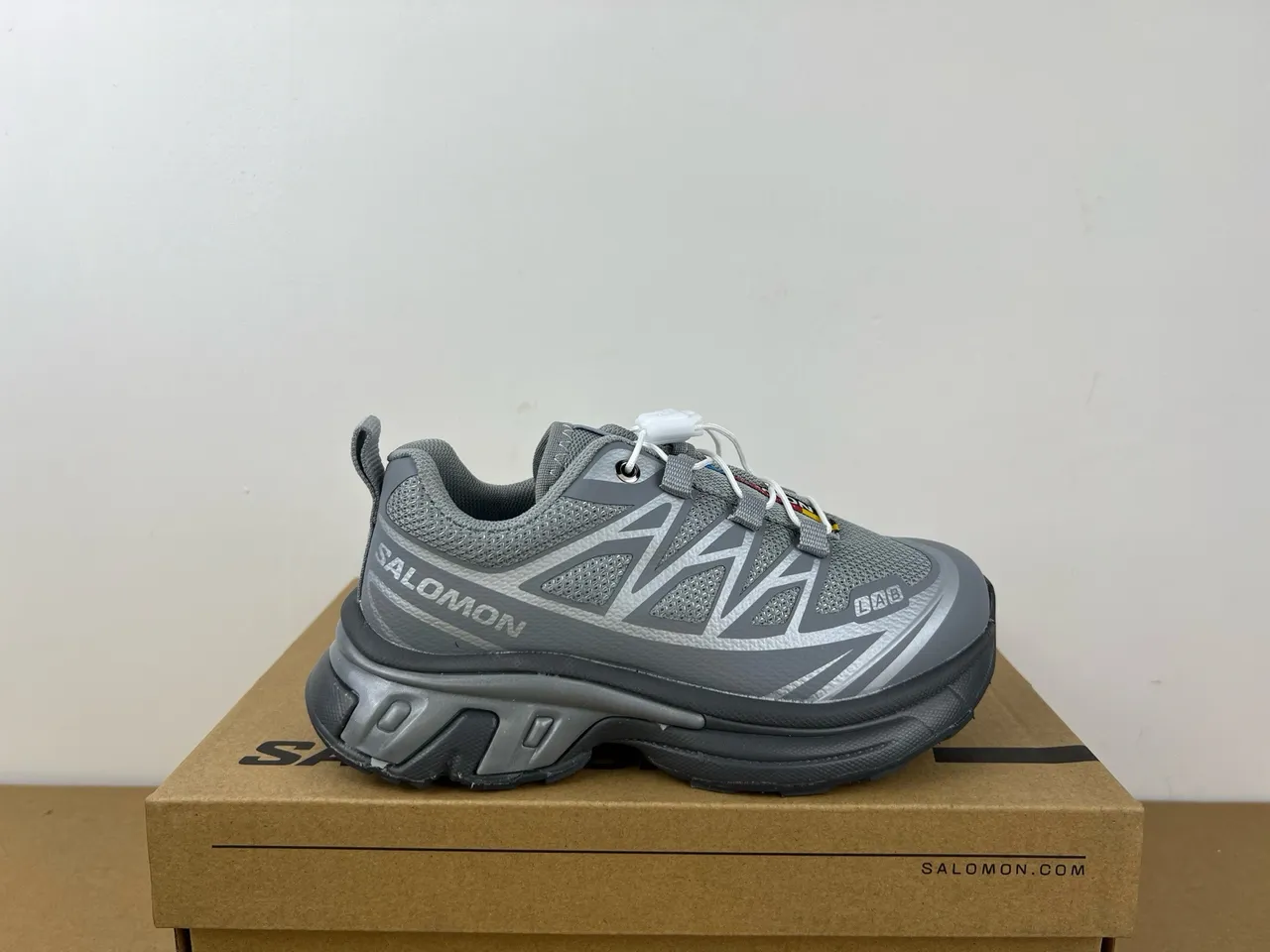 Salomon ACS Pro সাদা ধূসর সোল মেশ এবং সিন্থেটিক ওভারলে উপর চাঙ্কি স্নিকার 5