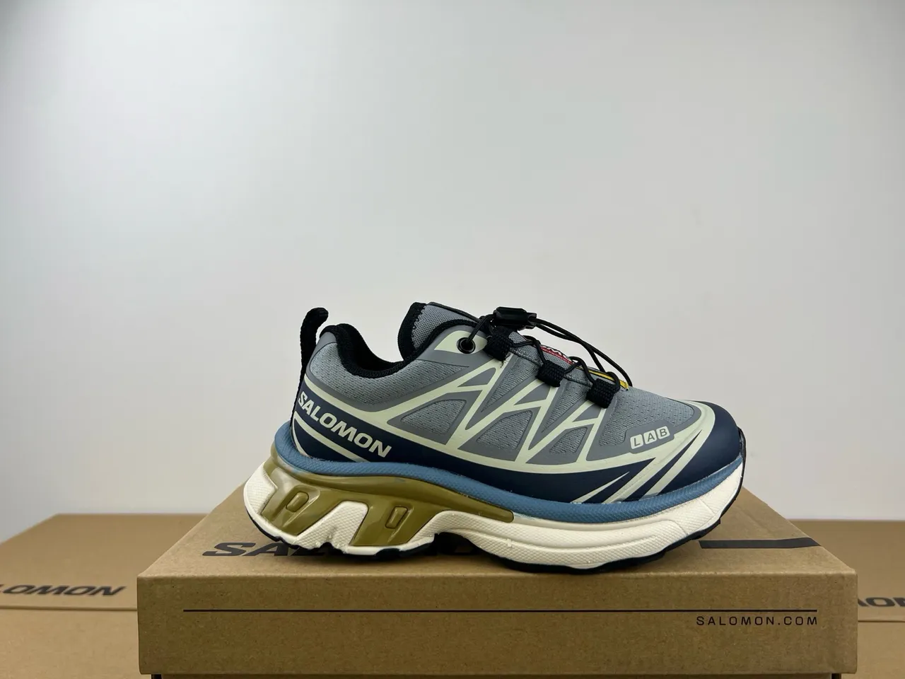 Salomon ACS Pro সাদা ধূসর সোল মেশ এবং সিন্থেটিক ওভারলে উপর চাঙ্কি স্নিকার 8