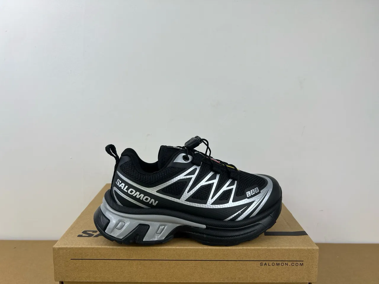 Salomon ACS Pro সাদা ধূসর সোল মেশ এবং সিন্থেটিক ওভারলে উপর চাঙ্কি স্নিকার 9