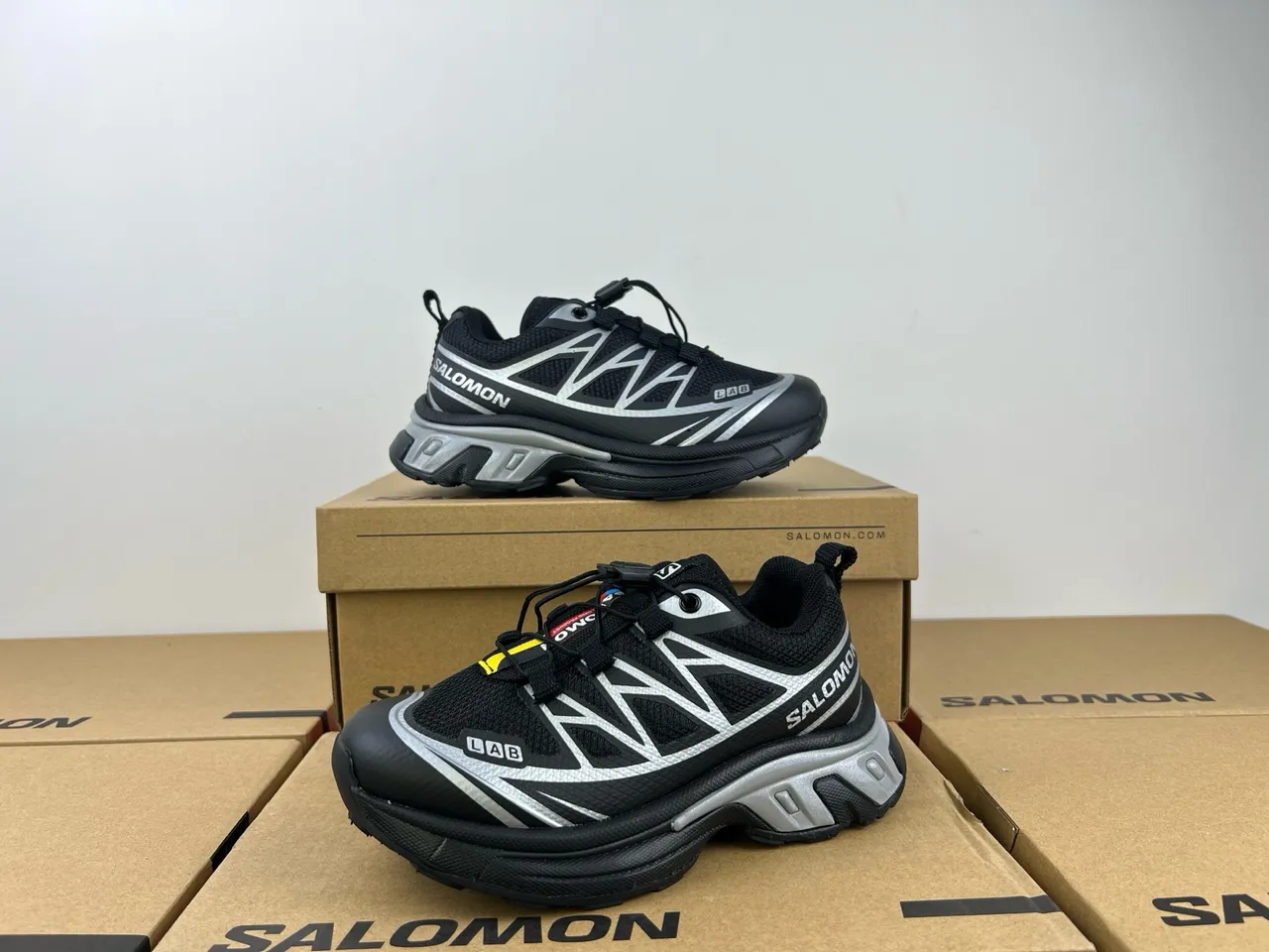Salomon ACS Pro সাদা ধূসর সোল মেশ এবং সিন্থেটিক ওভারলে উপর চাঙ্কি স্নিকার 10