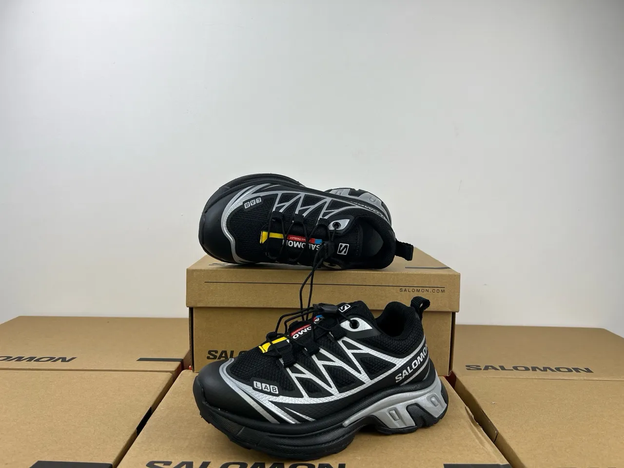 Salomon ACS Pro সাদা ধূসর সোল মেশ এবং সিন্থেটিক ওভারলে উপর চাঙ্কি স্নিকার 12