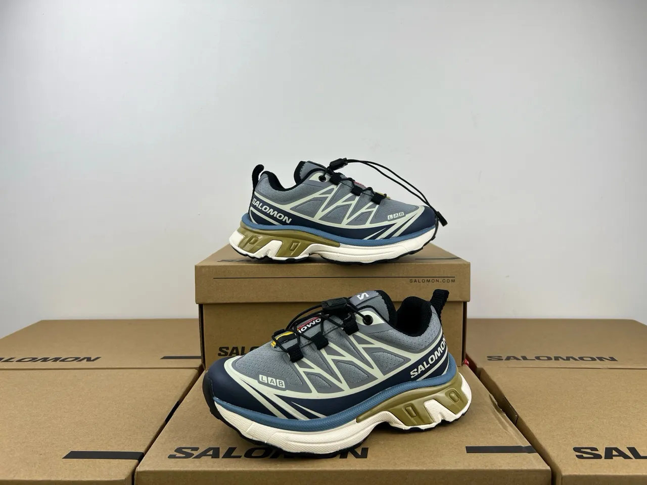 Salomon ACS Pro সাদা ধূসর সোল মেশ এবং সিন্থেটিক ওভারলে উপর চাঙ্কি স্নিকার 16