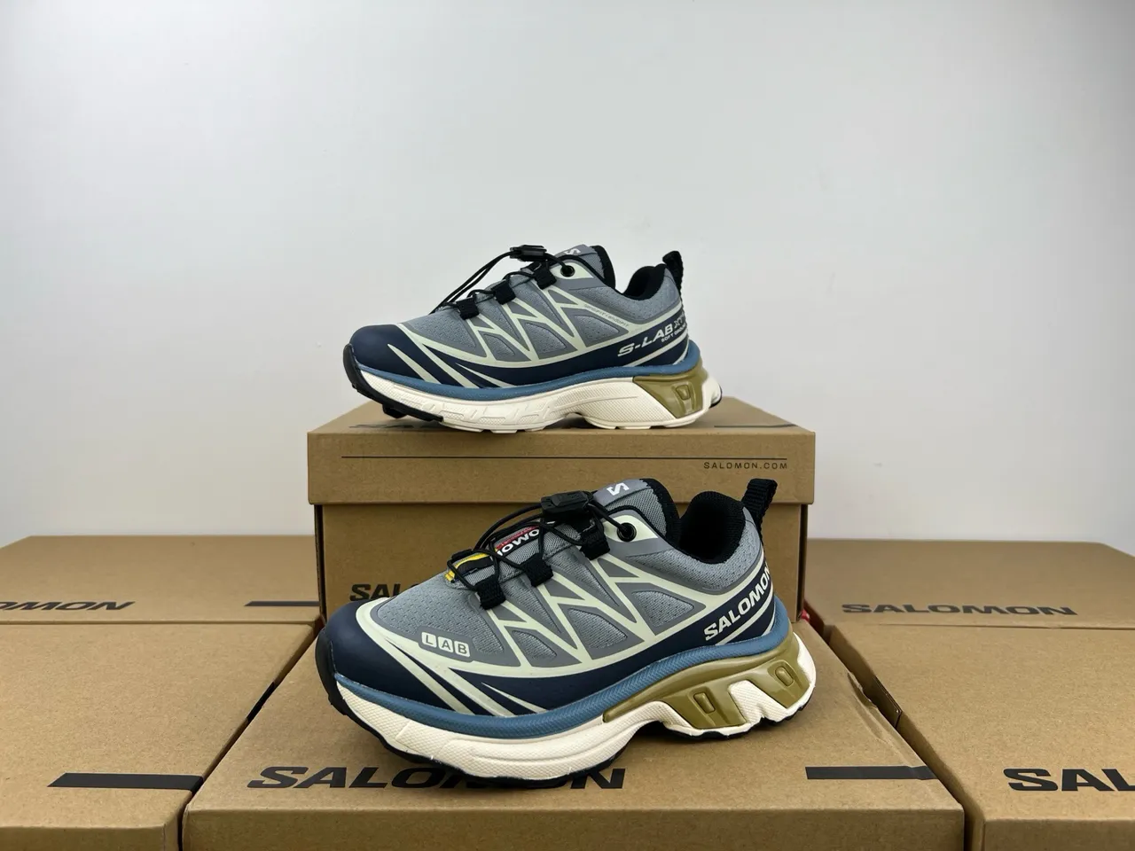 Salomon ACS Pro সাদা ধূসর সোল মেশ এবং সিন্থেটিক ওভারলে উপর চাঙ্কি স্নিকার 17