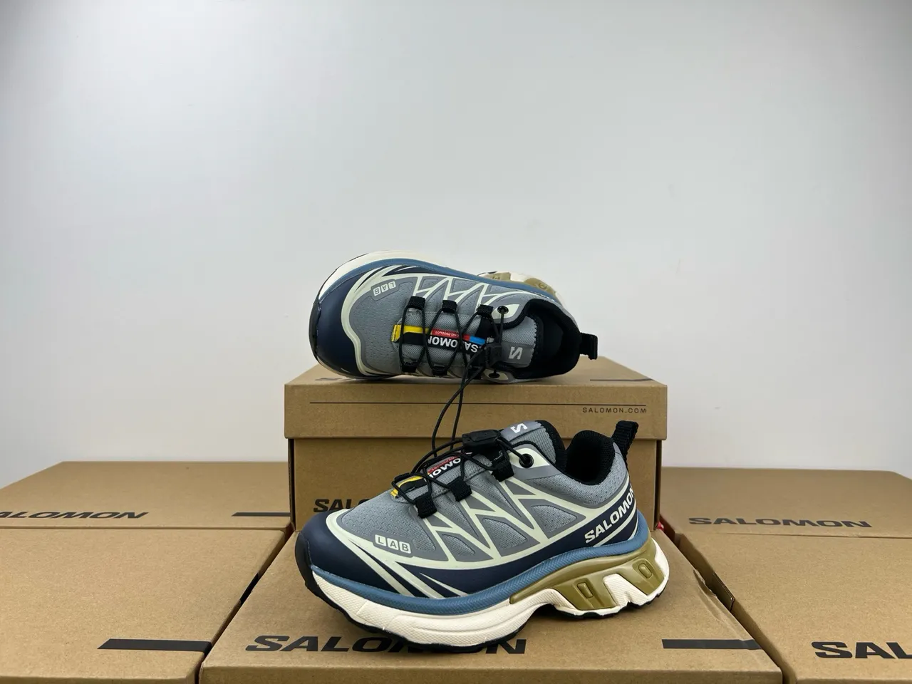 Salomon ACS Pro সাদা ধূসর সোল মেশ এবং সিন্থেটিক ওভারলে উপর চাঙ্কি স্নিকার 18