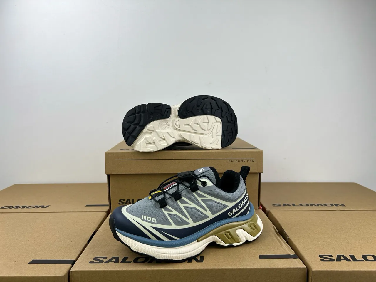 Salomon ACS Pro সাদা ধূসর সোল মেশ এবং সিন্থেটিক ওভারলে উপর চাঙ্কি স্নিকার 19