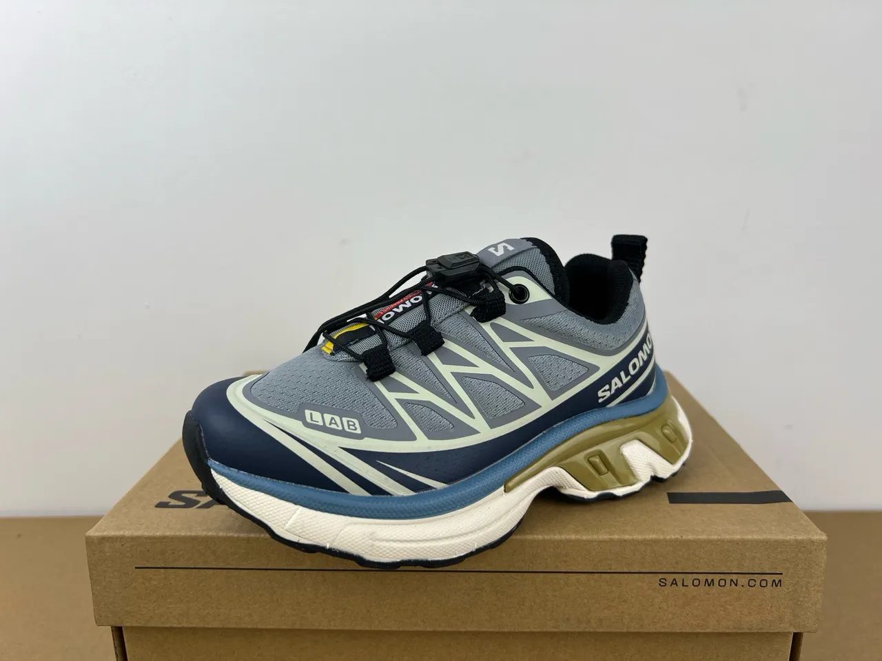 Salomon ACS Pro সাদা ধূসর সোল মেশ এবং সিন্থেটিক ওভারলে উপর চাঙ্কি স্নিকার 20