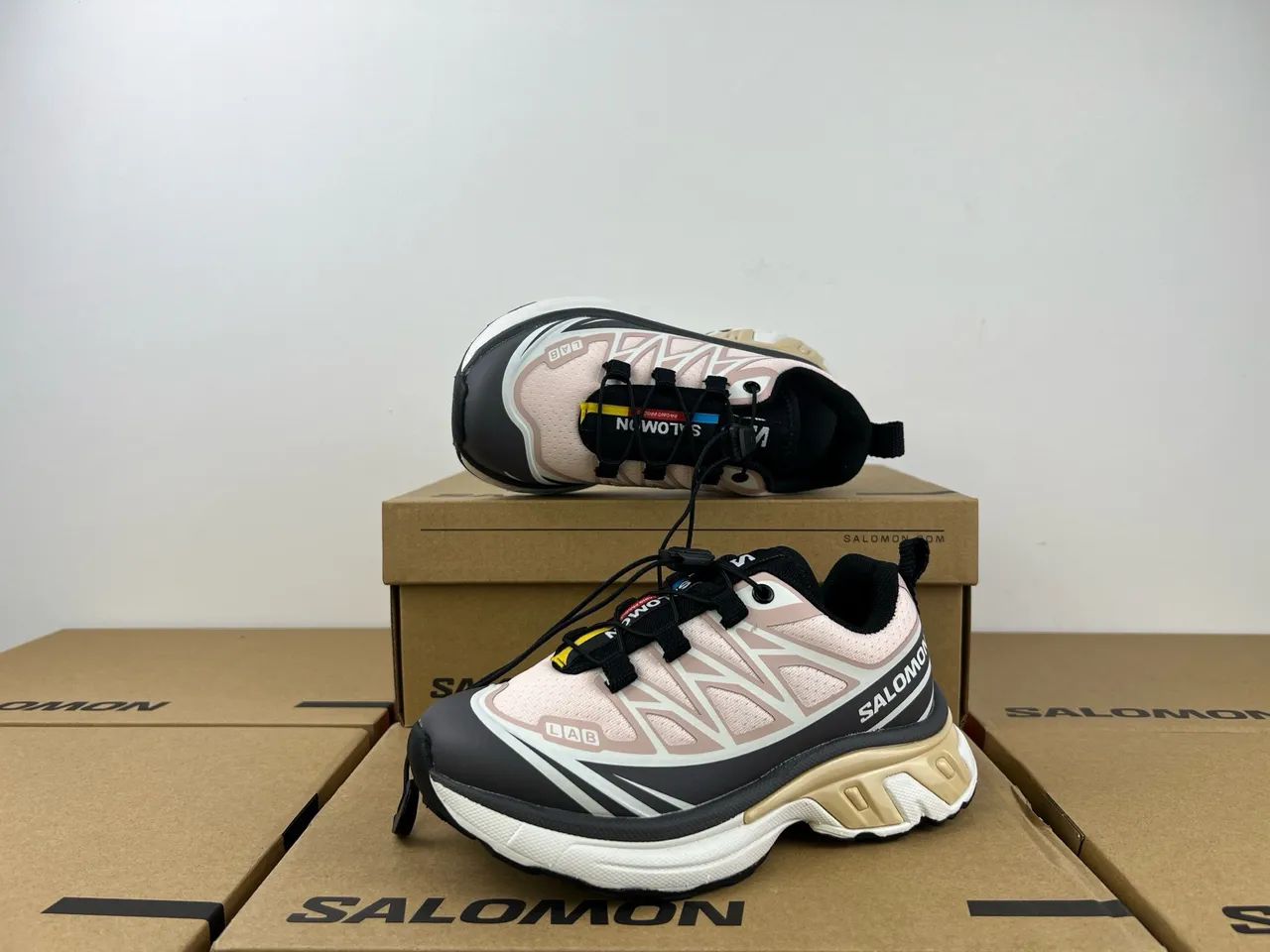 Salomon ACS Pro সাদা ধূসর সোল মেশ এবং সিন্থেটিক ওভারলে উপর চাঙ্কি স্নিকার 24