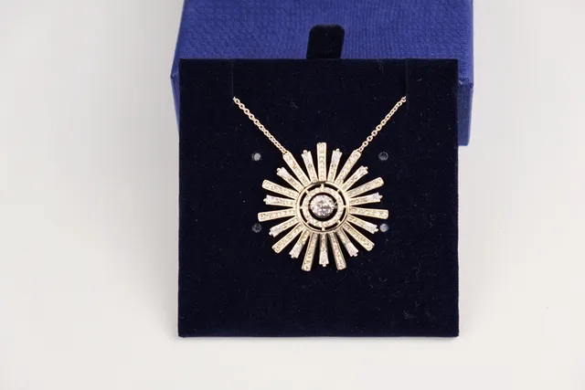 Swarovski Colar de cristais pavé-set azul prateado com motivo solburst radiante 5