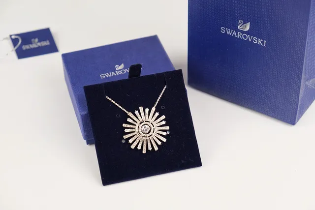 Swarovski Colar de cristais pavé-set azul prateado com motivo solburst radiante 6