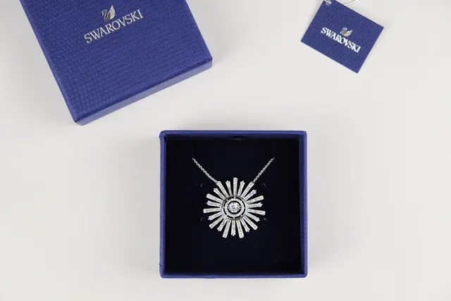 Swarovski Colar de cristais pavé-set azul prateado com motivo solburst radiante 7