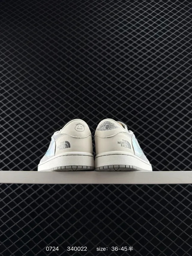 The North Face Air Jordan 1 Low Gris Beige Panneau Holographique Iridescent Sneakers Lifestyle 3