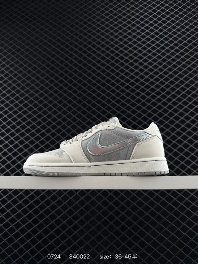 The North Face Air Jordan 1 Low Gris Beige Panneau Holographique Iridescent Sneakers Lifestyle 4