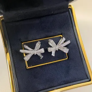 Tiffany & Co. बाउ आकार का पावे डायमंड ईयरिंग्स