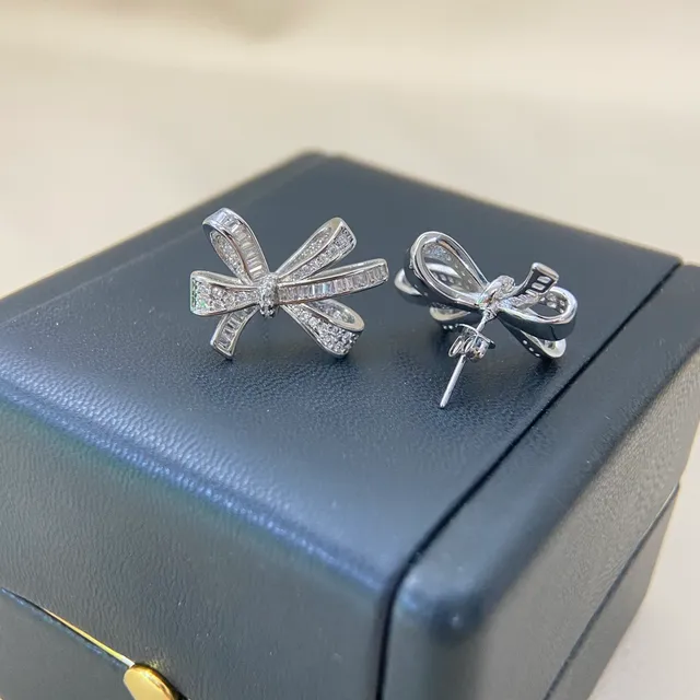 Tiffany & Co. बाउ आकार का पावे डायमंड ईयरिंग्स 2