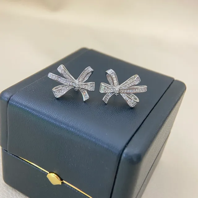 Tiffany & Co. बाउ आकार का पावे डायमंड ईयरिंग्स 3